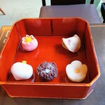 鍵善良房 四条本店 - １つずつ説明してくれます