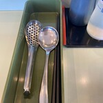 城門 - 溶き卵、刻み生姜、刻み搾菜を味わうには穴開きレンゲは必需品です。