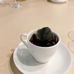 ローザロッチェITALiAN - 竹炭のシュー
            鴨リエットのファルスとマーマレードのアクセント