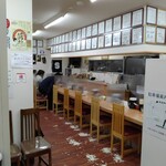 麺屋 彩未 - 壁にはサインがびっしりです✨