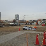 キッチン ブルー グローブ - 帰り道の工事、右奧に小屋が建てられ、左には掘り起こした物が積まれている (おまけ)