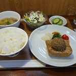 キッチン ブルー グローブ - 豚挽肉とチーズのテリーヌ　和風茸のデュクセル添え