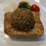 キッチン ブルー グローブ - 正面から、備え付けの野菜が小さく見える