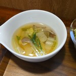 キッチン ブルー グローブ - 白菜スープのアップ