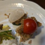 キッチン ブルー グローブ - 最後はトマトを乗せて