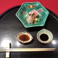 一汁ニ菜 うえの 箕面店 - 上品な量のお刺身　器の翡翠色が映えます