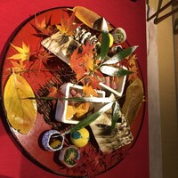 一汁ニ菜 うえの 箕面店 - もみじや笹の演出が華やかです