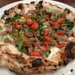 ピッツェリア ファッブリカ 1090 - ペコラ（子羊挽肉、菜花、モッツァレラチーズ、ミニトマト、バジル）