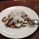 ピッツェリア ファッブリカ 1090 - マッシュルームのサラダ　グラノパダーナチーズ載せ