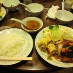 新華苑 - ある日の日替わりは 酢豚と春巻、８５０円