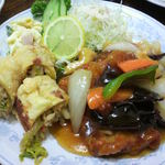 新華苑 -  マカロニサラダもついてて美味しそうです。