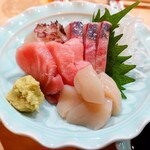 東京亭 - 刺身の盛り合わせ
