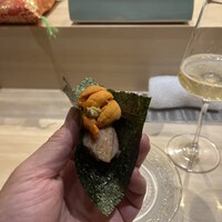 恵比寿 鮨 はつめ - マグロ脳天炙りウニ乗せ