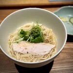 日本料理FUJI - いつもの通り、本日のお魚の出汁と鶏油のラーメン。
      トッピングには、天城軍鶏(^^)