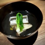 日本料理FUJI - 吸い地の美しさはいつもながら見事ですが、この日の驚きは、椀種の「ダツ」！
      信じられませんが、泳がせです。ダツと認識しながらいただくのは初めてですが、こんなに上品できれいな味とは…