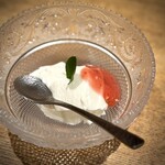 日本料理FUJI - 酒粕のババロワ。酒粕は英君のものだそう。
      優しい甘さが幸せ。苺のソースと合わせれば、ほんのりチーズケーキのような味わいに。