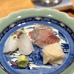 日本料理FUJI - 丁寧な包丁仕事を施したお造り。
      甘さと弾力のバランスがいい平鯵も、甘さがねっとり絡みつく泥障烏賊も、いずれも見事。
