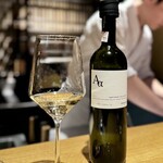 日本料理FUJI - サントリーニ島のアシリティコ。
      ミネラリーなので、あさはた蓮根のおかき揚げに、少し塩味を加えるようなイメージで。
      私はやっぱり、ワインの方がイメージ湧きやすい(^^)