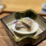 日本料理FUJI - 出始めという、蛤の飯蒸し。
      蛤自体はもちろん、蛤出汁を吸った餅米が幸せ(^^)
