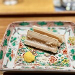 日本料理FUJI - 何度でも美味しい、あさはた蓮根のおかき揚げ。
      時々によって、お芋のようなでんぷん質のホクホク感が強かったり、この日のように、蓮根らしいシャッキリした食感が強かったりします。
      もちろん、どちらも美味♪