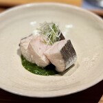 日本料理FUJI - 何々？また傑作を作りましたか？
      鰆を低音でコンフィのように火入れ。ふわりとした食感に合わせるのは、春菊のソース。
      らしい野趣は抑えめのきれいなソースです。
      美味しい！