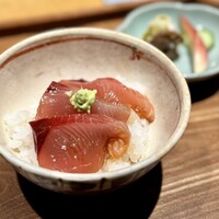 日本料理FUJI - この日一番の幸運と衝撃！
                    泳がせハガツオの漬けごはん。
                    数ヶ月ぶりじゃきかないほど久しぶりに揚がったそう♪
                    月並みな表現しかできないけど、やっぱり弾力と旨味が桁違い！鮨酢がより甘さを引き立てて、感動。
