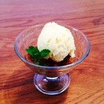 いとカフェ -  コーヒーグラニテ。コーヒーシャーベットの上にバニラアイスをのせた冷たいデザートです。