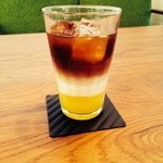 いとカフェ -  アイスカフェオレンジ。オレンジの爽やかな果汁とミルクとアイスコーヒーのハーモニーが新鮮！！