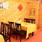 九龍城飯店　 - テーブル席でゆっくり中華を味わってください