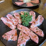 炭火焼肉 やまもと - 上半分が上カルビで下半分が上ロース(各１人前)