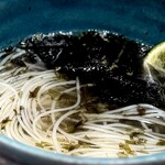 道後 海舟 - 海苔がものすごい香りますなぁ。 さすが新海苔。 こりゃ、海苔そうめんじゃん。 いや、タイ出汁も旨いんだけどね。 しっかり食感のそうめん、旨〜。 お腹が限界なのに、なんでスルスル入っちゃうんだよ！