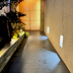 道後 海舟 - 玄関くぐって内扉までのアプローチ。 わずかに緩やかな坂になってます。 左手窓からカウンターが見えます。