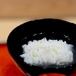 道後 海舟 - 椀。 藤本さんの手になる鱧。 6時間蒸した鱧の酒蒸し出汁。 まぁ、デカい鱧。 ポーションって大事なんだなぁ、と改めて思います。 デカくて厚い！ なので旨さが違う！ ガブガブ食える！ 見事な包丁で骨の一片たりとも食感を邪魔しません。 ナニ、この豊穣感！！