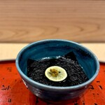 道後 海舟 - 温物。 藤本さんの手になる天然鯛の出汁そうめん。 二年ひね物五志書そうめん。 三國屋の極上新海苔と自家製柚子胡椒。 おー、やっと食事っぽくなってきたなぁ。 どうにかお腹も持ちこたえた。 と思ってたんだけど・・ ここはこんなんじゃ許してくれませんよ！
