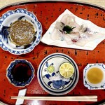 道後 海舟 - お造り。 まずは藤本さんの手になる天然マダイ。 アカエイの肝ポン酢、醤油、瀬戸内の天然塩、酢橘、レモン醤油をお好みで。