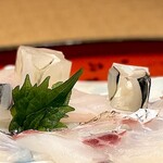 道後 海舟 - このタイ、くるますしと同じもの。 なんだけど、熟成法、調理法、包丁の入れ方などにより、はっきりと違いがわかります。 同じ素材でもこんなに違うもんなんだなぁと非常に貴重な経験でした。 キューブ状のはフグの煮凝り。 酒を呼ぶ肴、ガブガブ飲んじゃう。