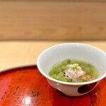 道後 海舟 - 蓋物。 愛南町直送丸鉄水産、船上神径〆の白甘鯛と新米もち米の飯蒸し蕗と甘鯛出汁餡掛け。 やりすぎない、いい素材に寄り添う料理。 ほんのわずかに生臭さを感じますが、これが活き活きとした生臭さというか、むしろ鮮度の良さを感じさせて嫌じゃないやつなんです。 魚好きはむしろ好きな香りになっちゃうかも。