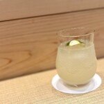 道後 海舟 - こんなふうにアレンジされました。 酢橘の汁と炭酸で割って。 どぶがこんなに爽やかになっちゃって。 ごくごく飲む。 揚げものに合わせるためだったんですね。 なるほど〜。