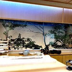 道後 海舟 - カウンターとオープンな厨房。 大将が出迎えてくれます。 正面には既に大型の鱧が。