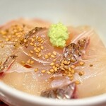 道後 海舟 - と思ったら。 藤本さんの手になる天然鯛めし（宇和島風） タイの身の下には卵黄が。。 もやは食べるまで死ねない。 玉砕覚悟で突撃です！ 旨〜。 酒も旨〜。