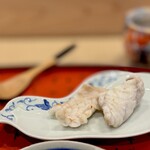 道後 海舟 - お造り２。 長浜中の神径〆天然トラフグの炙り。 アカエイの肝ポン酢で。 派手でもないし、高級素材でもない。 でも、旨いんだよなぁ、こういう肴って。 酒、飲んじゃうなぁ。