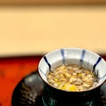 道後 海舟 - 2週間干して2日蒸し戻した宇和島の真珠貝の貝柱と蕎麦米の茶碗蒸し。 真珠貝って食べれたの？！ しっかり食感、旨味しみじみの貝柱と、もごもごとしたナッツ感が楽しい蕎麦米。 優しくも非常に旨味たっぷりの初食感。 へぇ〜、こういうの初めて。 いつまでもむぐむぐ噛んでたい。