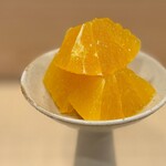 道後 海舟 - 水菓子１。 宇和島市宮川さんの紅マドンナ。 紅マドンナってナニ？ って思ってたらみかんのようなオレンジ？ 愛媛生まれの オリジナル品種で、なんかトロンととろけるゼリーっぽい食感。 果肉からあふれる甘い果汁と爽やかな香り。 山梨の桃みたいに神様の食べもののような不思議な果物。