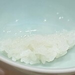 道後 海舟 - ごはん１。 さぁ、始まりました。 海舟謹製、怒涛のごはん祭り。 まずは、「煮えばな」です。 日本最高金賞受賞の、”ひめの凛”。 おー、まだ芯がある！ そして、甘い！　旨い！ 京都のある名店の大将が、新米の季節だけこの煮えばなを出します。 この甘さと旨さを知ってほしくてと。 この10分後、蒸らし上がりもいただき、その変化を楽しみます。 これも旨〜。 これはけっこうズルい。