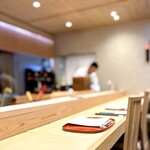 道後 海舟 - 本日のカウンターは、地元の女性客2名と僕だけ。 個室に3名、２Fの座敷には接待族が数名。 完璧な防音対策で、各部屋のにぎわいもまったく気になりません。