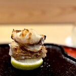 道後 海舟 - トラフグ。 中骨炭火焼き。 瀬戸内の無農薬青レモンが下敷きに。 こういうのは、手に持ってかぶりつくのが一番旨い食べ方。 香ばしくて旨味たっぷりで、思わず店にいることを忘れるくらい、気持ちが和む料理。 若々しいレモンの香りと酸味が爽やかです。