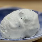 道後 海舟 - 水菓子２。 松山産キウイのできたてアイスクリーム。 これも丁寧な作りが伝わるような、キウイの果肉がごろごろ入ったアイス。 ウイスキーが欲しくなるがな。