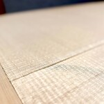 道後 海舟 - カウンター上は、めずらしい畳仕立て。 これはくつろげていい感じです。 醤油とか、こぼさないようにしないとなぁ。