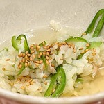 道後 海舟 - まだあったー。 もうかんべんしてくれー。 って思いながら、お茶漬け、食っちゃうんだよなぁ。 バカだなぁ、オレさま。 でも旨いんだからしょーがない。 １つ気づきました。 実はここまで、出汁に一度も節を使ってない大将。 なので、ここで新鮮にびっくり。 へぇ〜、いろいろ考えてるんだなぁ、と。