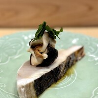 道後 海舟 - 焼替。 長浜産船上神経〆サワラ炭火焼き。 原木椎茸ポン酢漬け。 これは旨いですねぇ。 この焼き方、くるますしの大将が松山で流行らせてんのかな？ 燗した酒と一番相性がいい肴。 なんだけど、もうお腹がやばいくらいなんですけど。